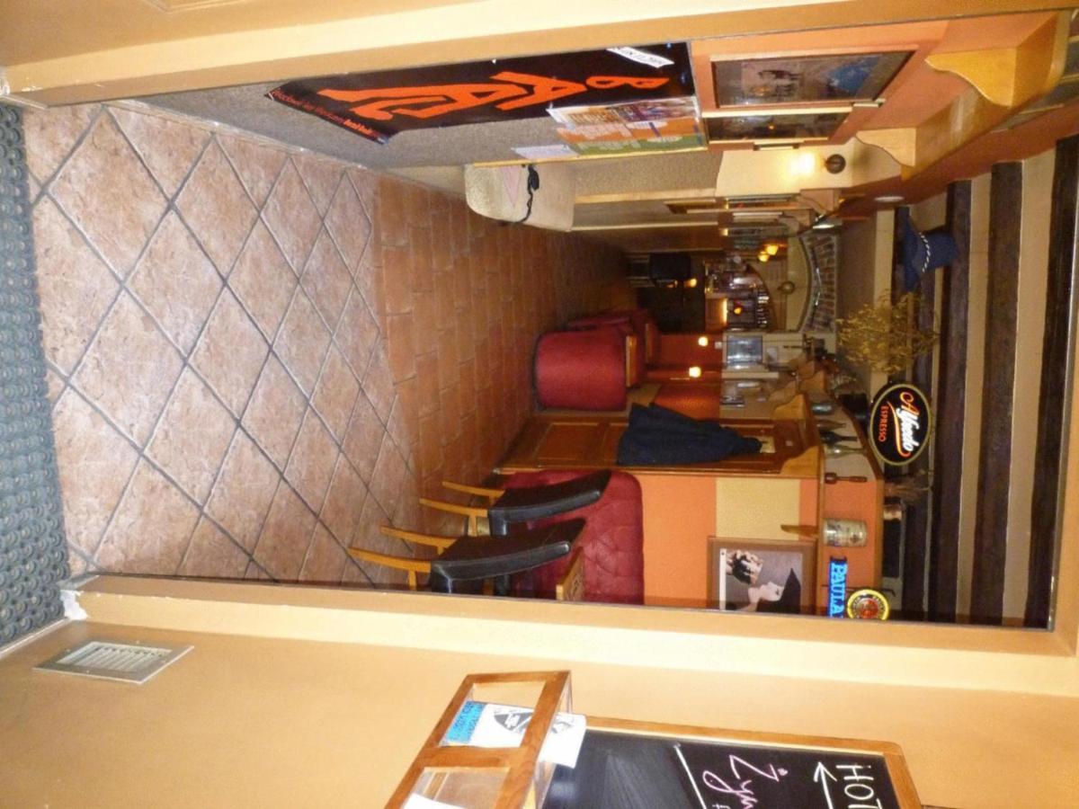 Academus Pub & Guest House วรอตซวาฟ ภายนอก รูปภาพ