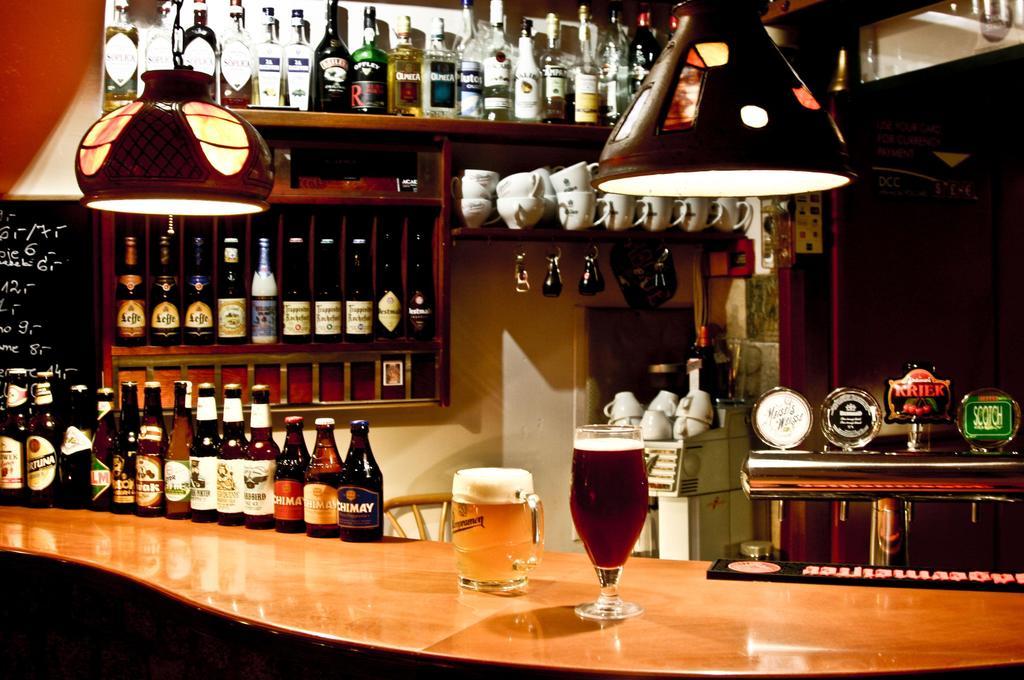 Academus Pub & Guest House วรอตซวาฟ ภายนอก รูปภาพ