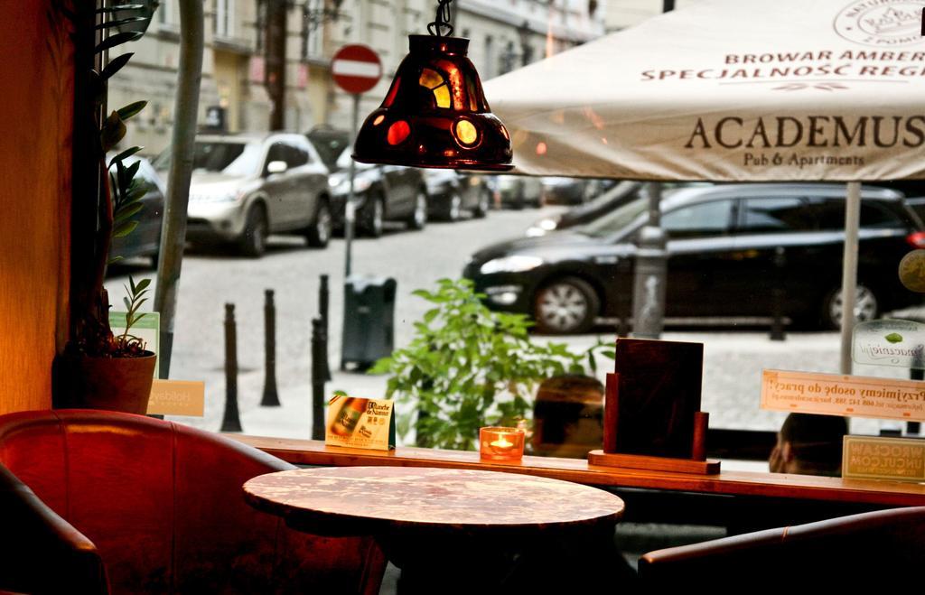 Academus Pub & Guest House วรอตซวาฟ ภายนอก รูปภาพ