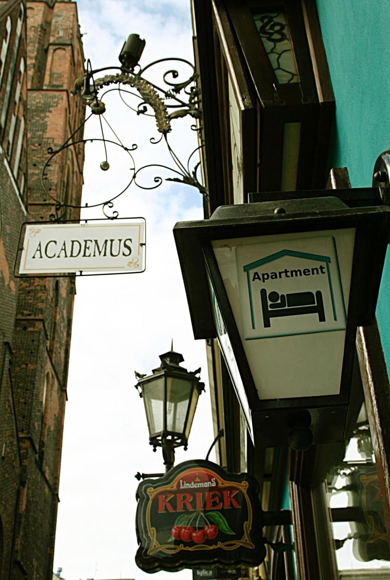 Academus Pub & Guest House วรอตซวาฟ ภายนอก รูปภาพ