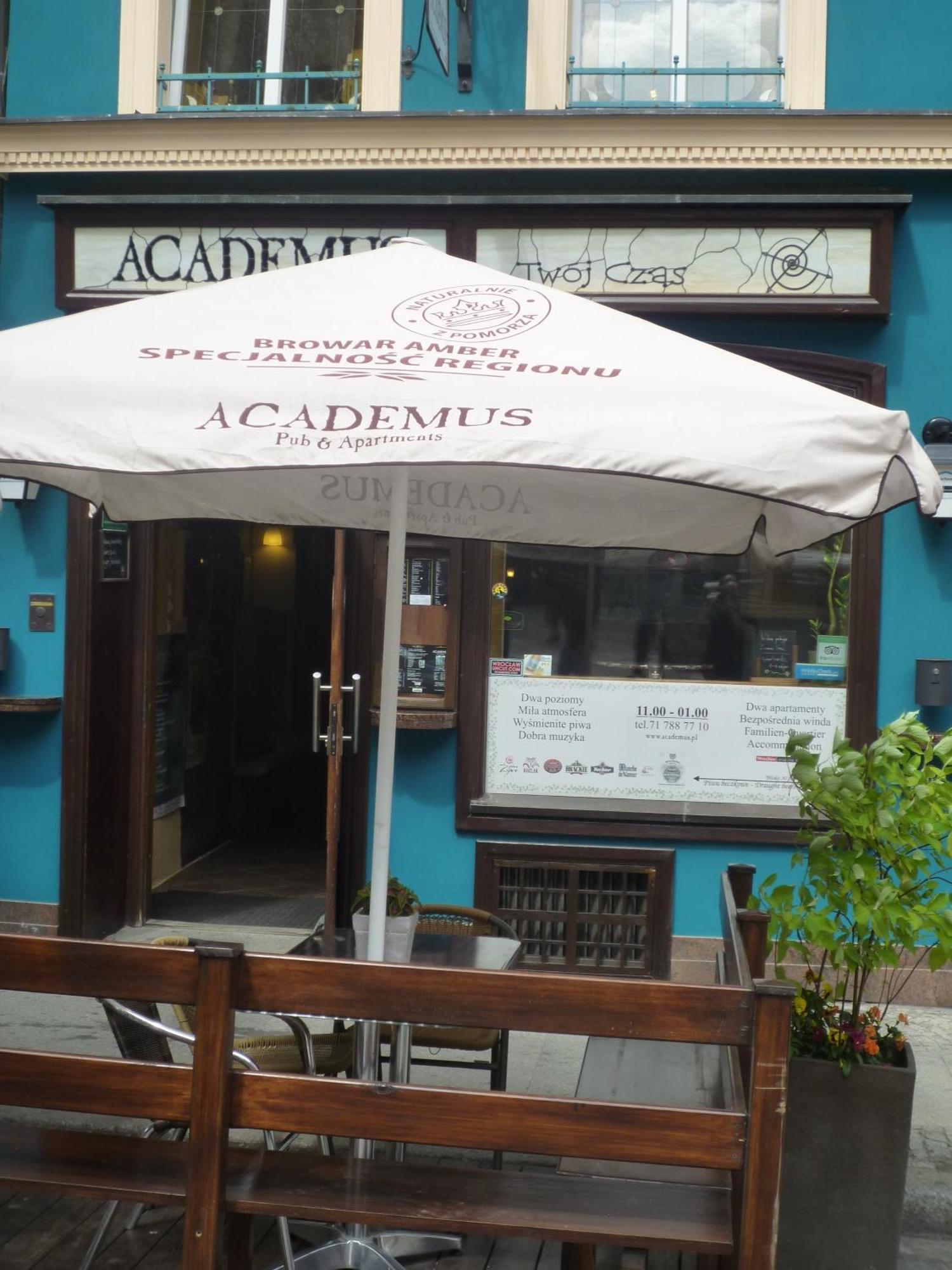 Academus Pub & Guest House วรอตซวาฟ ภายนอก รูปภาพ