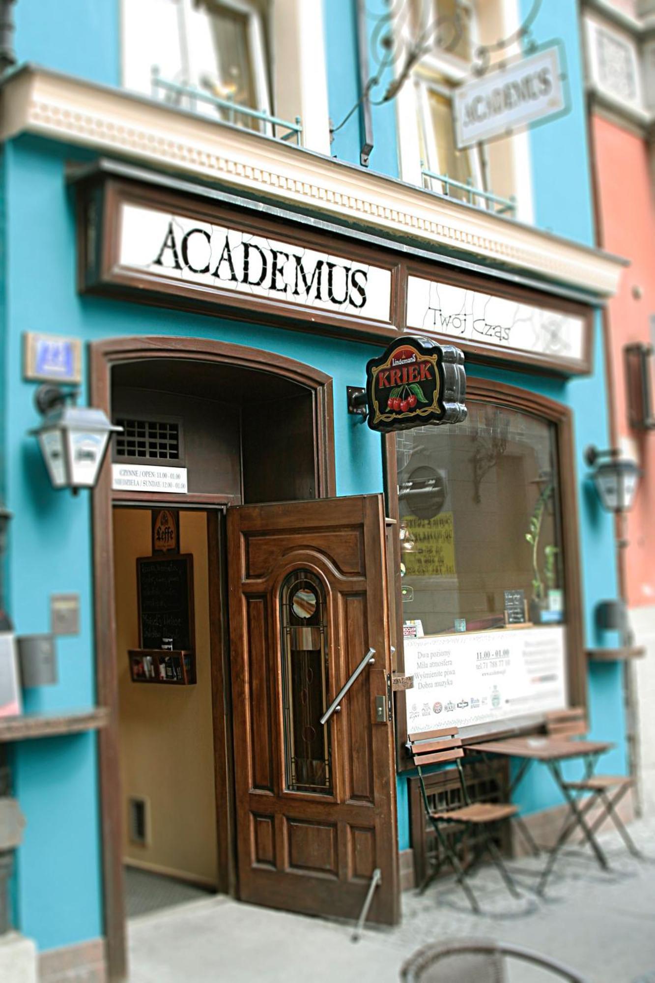 Academus Pub & Guest House วรอตซวาฟ ภายนอก รูปภาพ