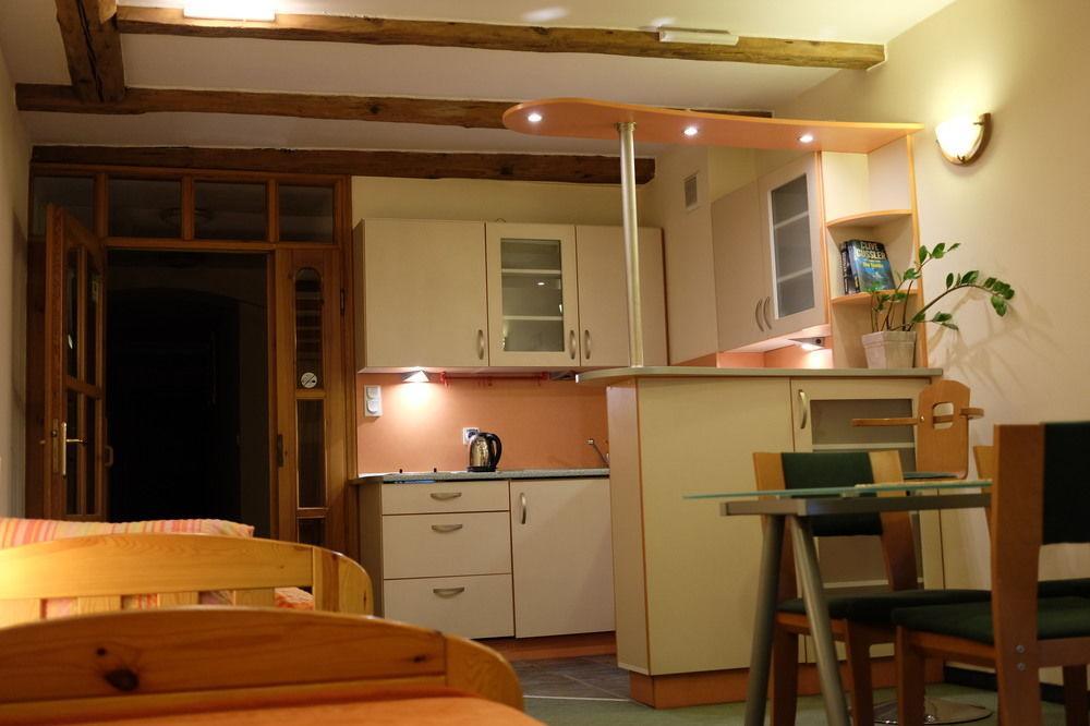 Academus Pub & Guest House วรอตซวาฟ ภายนอก รูปภาพ