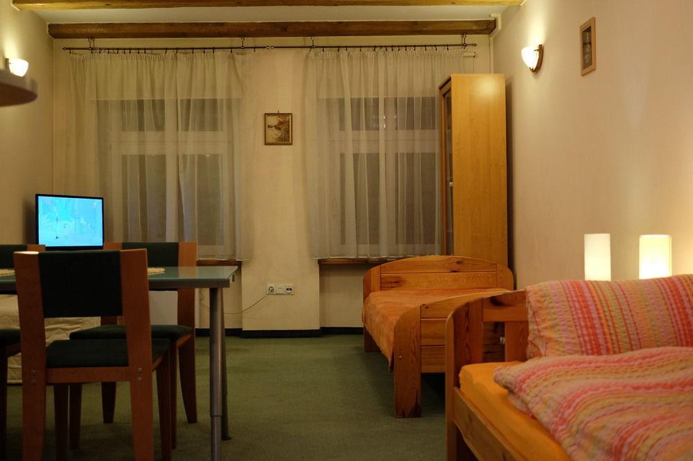 Academus Pub & Guest House วรอตซวาฟ ภายนอก รูปภาพ