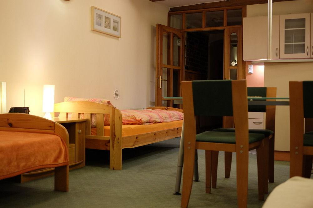 Academus Pub & Guest House วรอตซวาฟ ภายนอก รูปภาพ