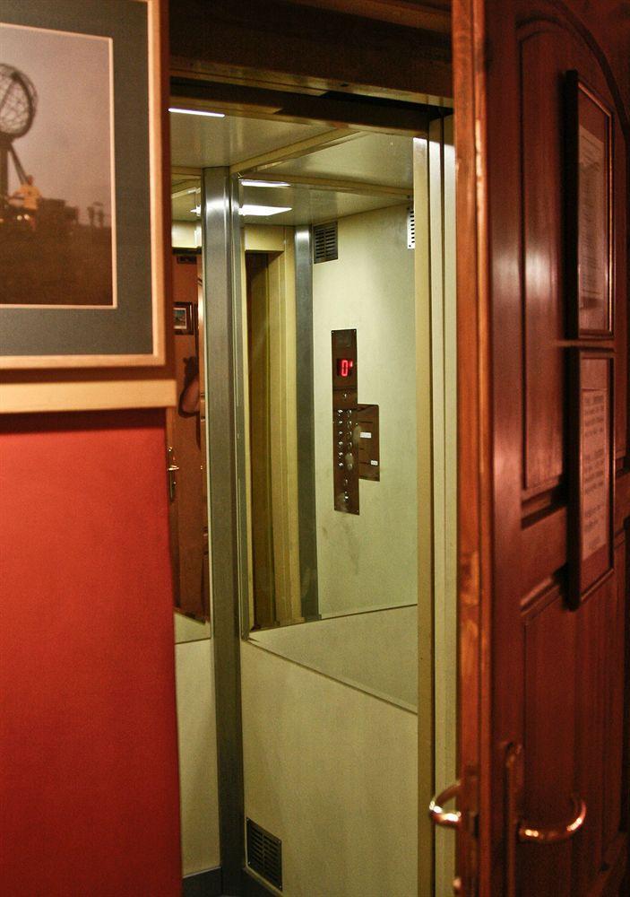 Academus Pub & Guest House วรอตซวาฟ ภายนอก รูปภาพ