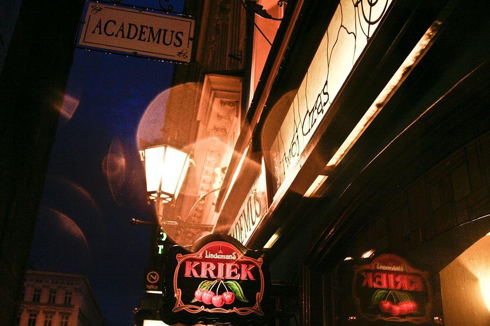 Academus Pub & Guest House วรอตซวาฟ ภายนอก รูปภาพ