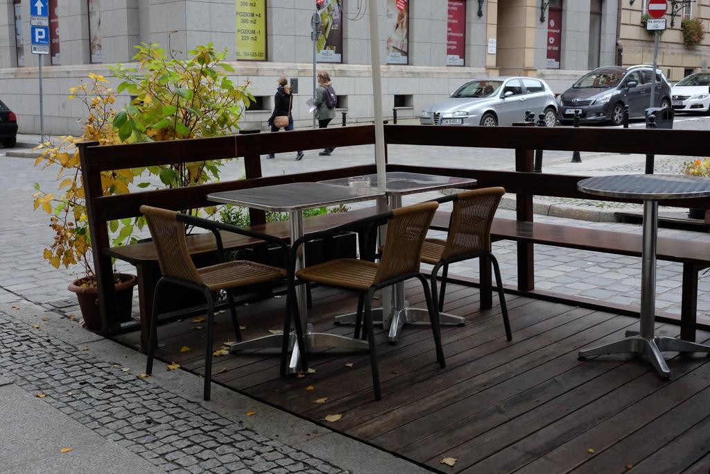 Academus Pub & Guest House วรอตซวาฟ ภายนอก รูปภาพ