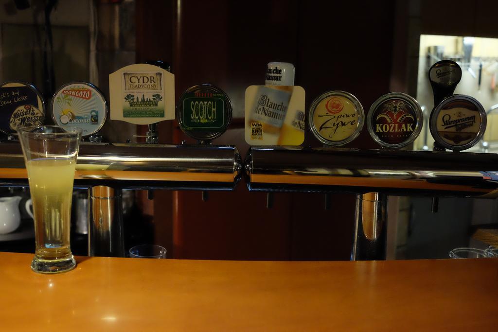 Academus Pub & Guest House วรอตซวาฟ ภายนอก รูปภาพ