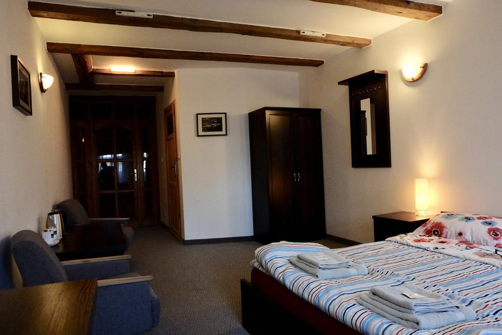Academus Pub & Guest House วรอตซวาฟ ภายนอก รูปภาพ