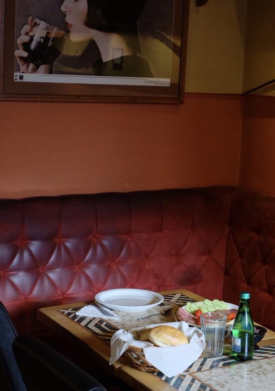 Academus Pub & Guest House วรอตซวาฟ ภายนอก รูปภาพ